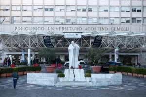 El Vaticano confirma que el papa León XIV padece cáncer de pulmón 2 Papa Leon XIV hospital cirugia