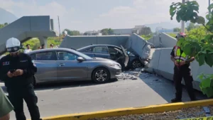 Colapsa puente peatonal en Monterrey tras impacto de maquinaria pesada 1 cae puente en Monterrey