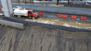 Deslave en obras del Metro de Monterrey: ¿Falla técnica o negligencia? 2 deslave devora mts parque lineal