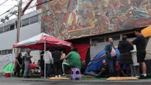 trabajadores imss planton frente casa