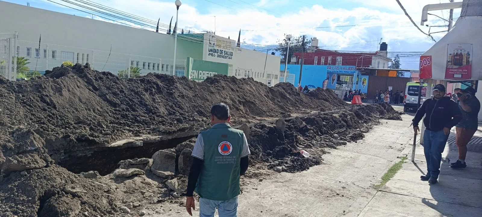 Deslave en obra de Texmelucan deja trabajadores sepultados, rescate exitoso