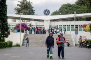 Trabajadores del IMSS en Puebla exigen aumento salarial del 10% 1 Volkswagen ajusta oferta salarial bajo condición de revisión en 2 años