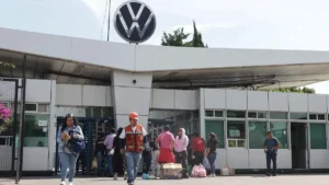 Persiste incertidumbre laboral en Volkswagen tras fallida negociación
