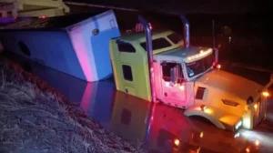 Desbordamiento de barrancas inunda comercios en Esperanza 1 Inundaciones paralizan la súper carretera Cuacnopalan-Oaxaca