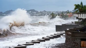 Colapso inminente: clausuran torres en Bahía de Banderas por socavón 1 “Rachel” baja a huracán categoría 1 y mantiene lluvias fuertes en Baja California Sur
