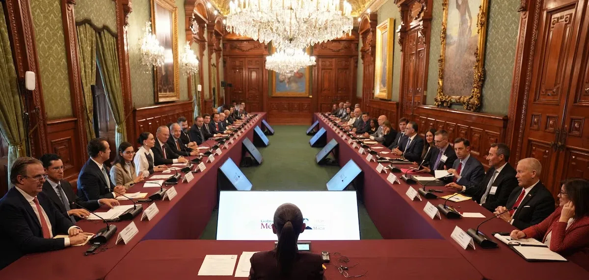 Sheinbaum y Ronald Johnson abordan agenda comercial en Palacio Nacional