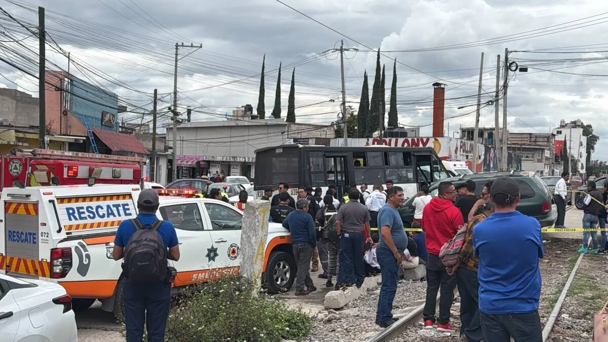Seis heridos tras brutal choque de transporte público en Xochimehuacán