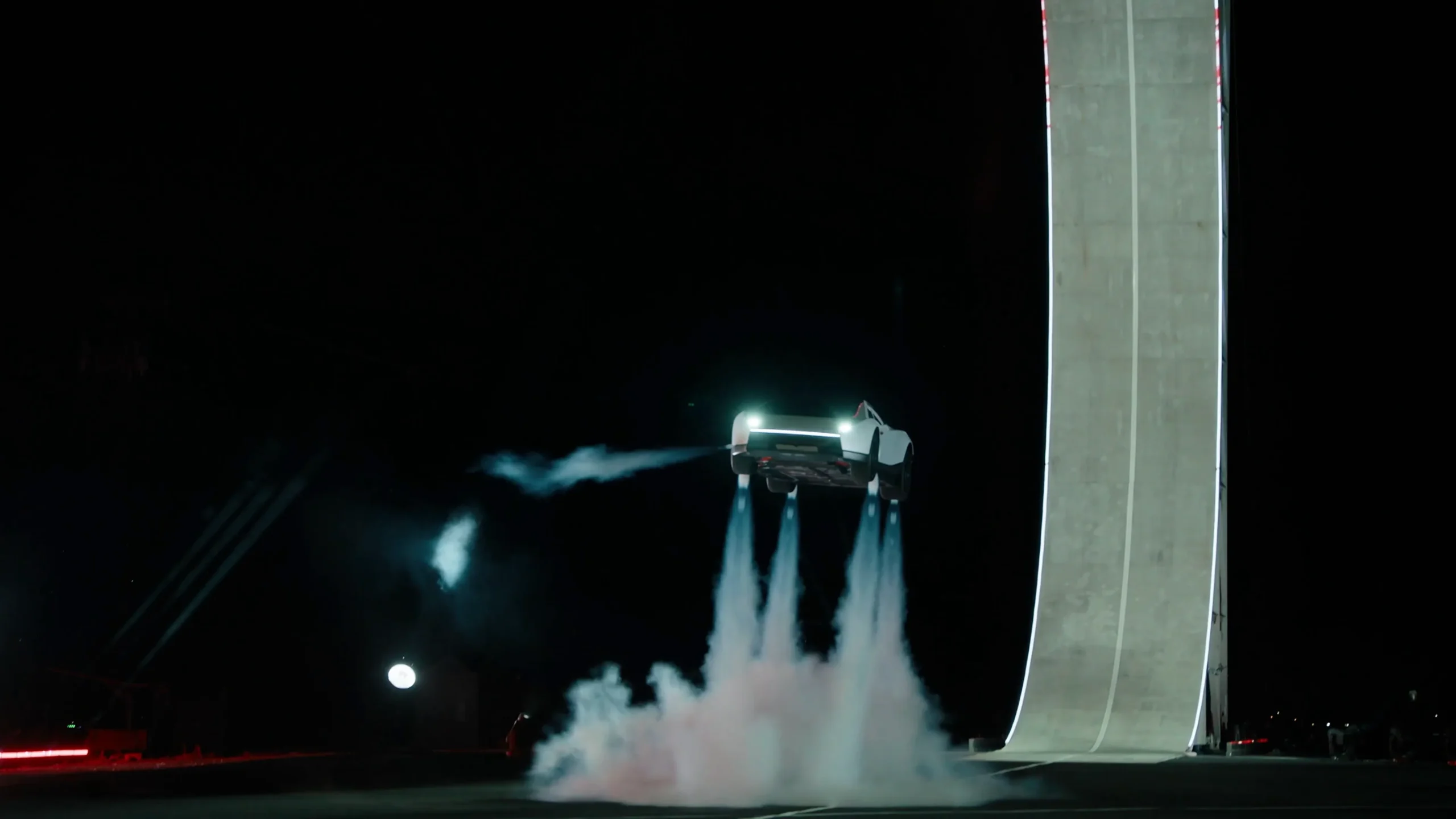 Elon Musk presenta el nuevo Tesla Roadster con capacidades de vuelo