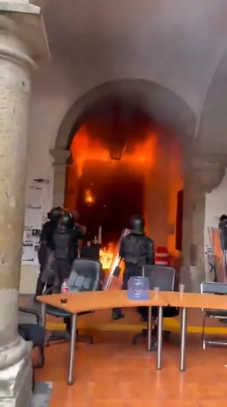 Incendio en el Congreso de Jalisco tras protesta por agua contaminada