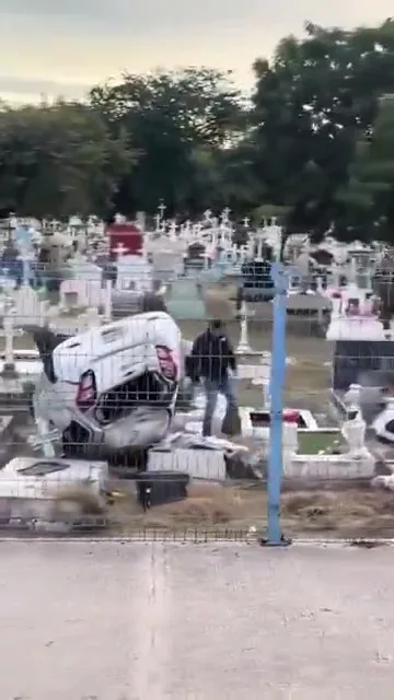 Automóvil vuelca al interior de un cementerio tras accidente vial