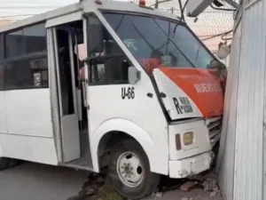 Microbús de la ruta Nueva Visión choca con viviendas en Puebla