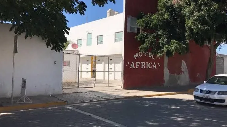 Aseguran Motel África tras asesinato de agente ministerial en Tehuacán