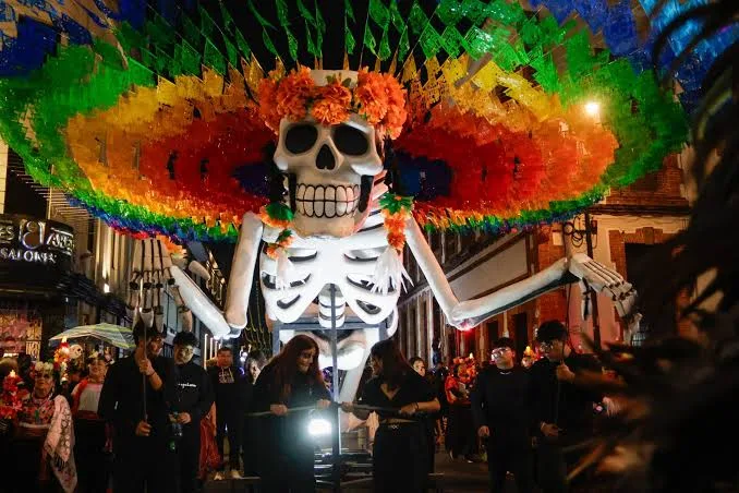 Más de 3,000 jóvenes unen Puebla en desfile de calaveras 2026