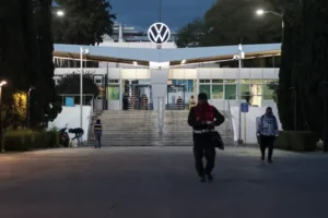Trabajadores de Volkswagen Puebla aceptan acuerdo salarial y evitan huelga
