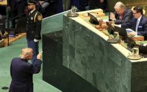 Embajador Johnson anuncia entrega de 20 detenidos a México 1 Trump acusa a México de ser epicentro de violencia de cárteles ante la ONU