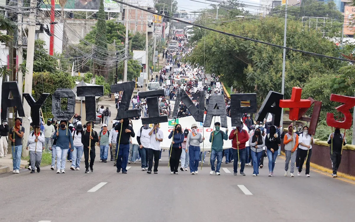 Normalistas de Oaxaca exigen justicia a 12 años del caso Ayotzinapa