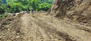 Intensifican labores de limpieza y apertura de caminos en la sierra Norte de Puebla tras lluvias