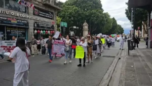 Enfermeras del IMSS denuncian crisis por desabasto de insumos en Puebla 1 Trabajadores del IMSS en Puebla exigen aumento salarial del 10%