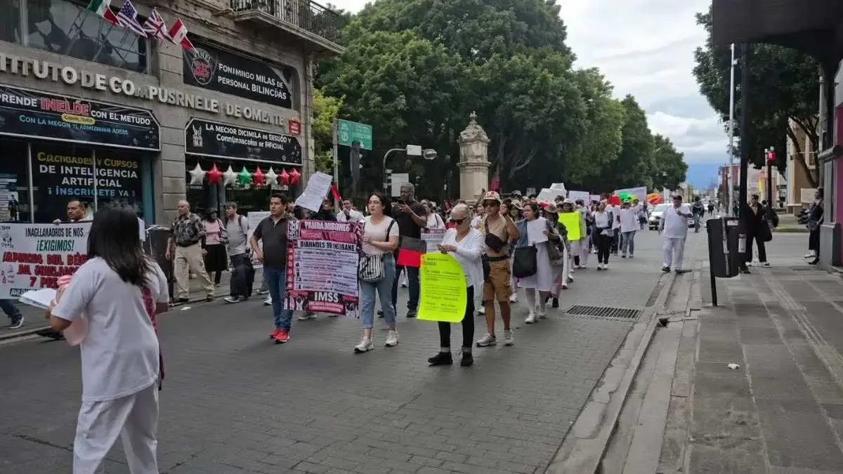 Trabajadores del IMSS en Puebla exigen aumento salarial del 10%