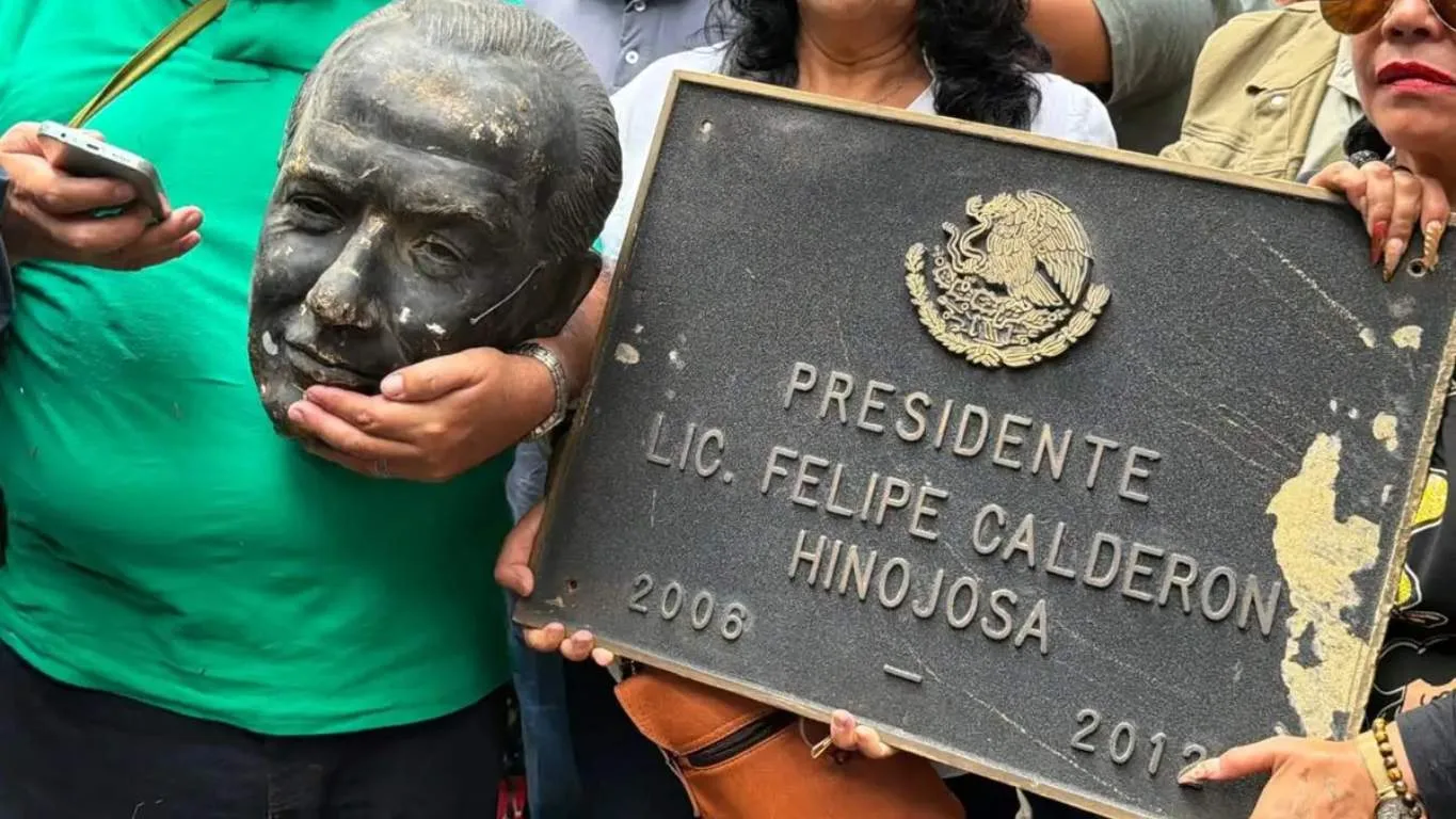 Exelectricistas decapitan estatua de Felipe Calderón en Los Pinos
