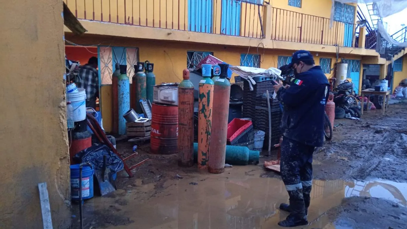 Desbordamiento de barrancas inunda comercios en Esperanza