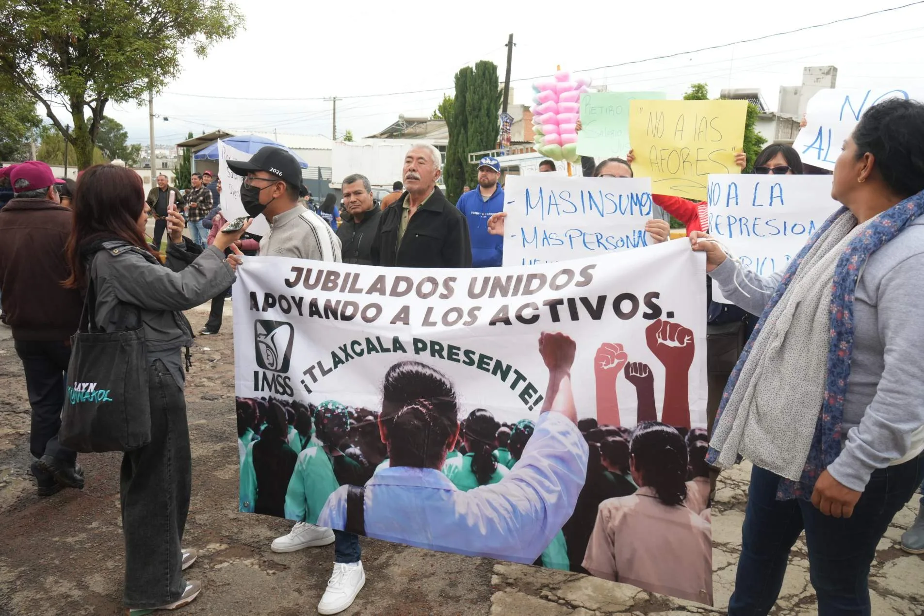 Trabajadores del IMSS en Tlaxcala exigen insumos y mejores condiciones
