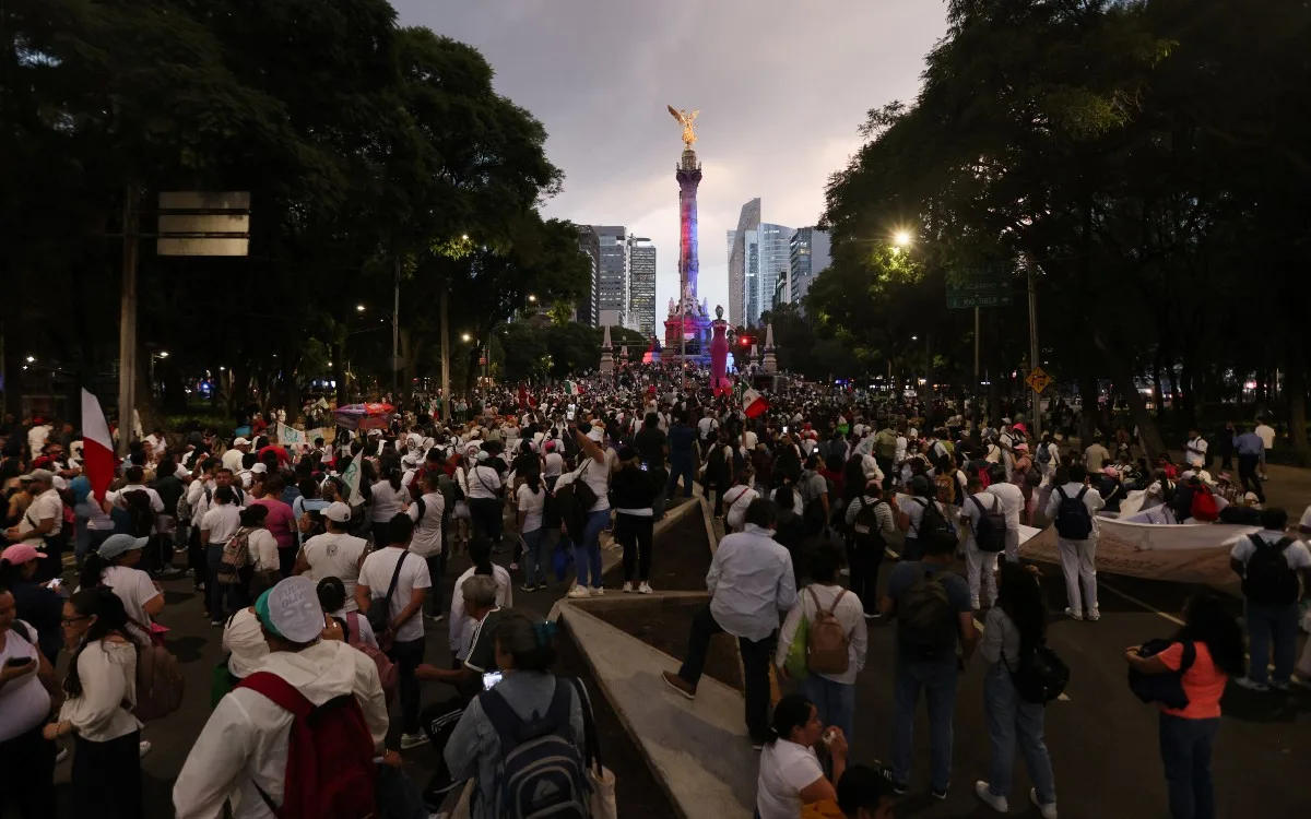 Trabajadores del IMSS protestan en CDMX y Puebla por demandas salariales