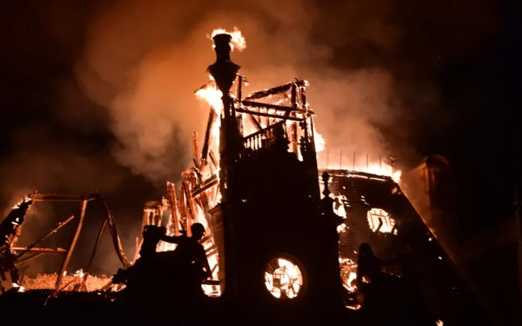 Incendio destruye histórico Ayuntamiento de Limoges durante protestas