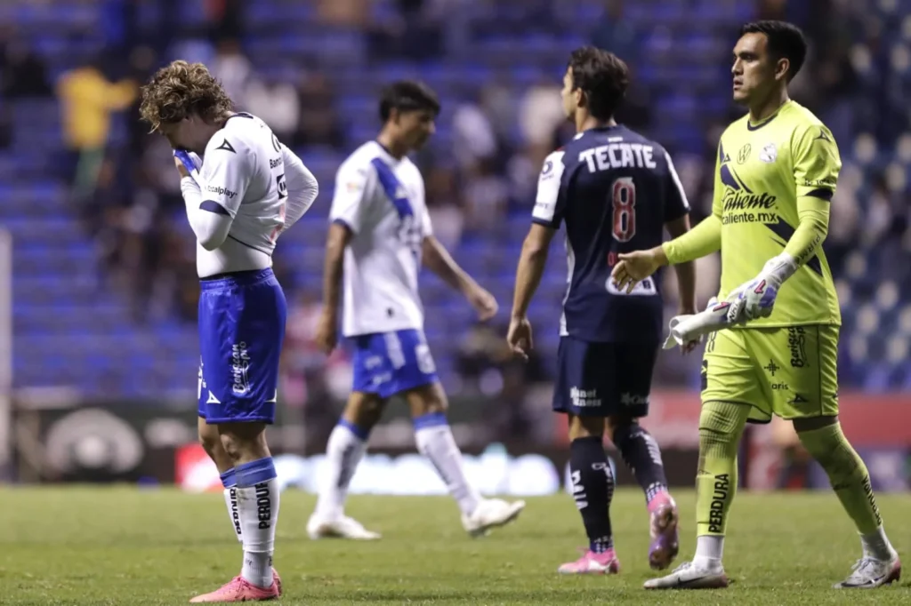 Rayados aplastan a Puebla y sacan al club de la liguilla