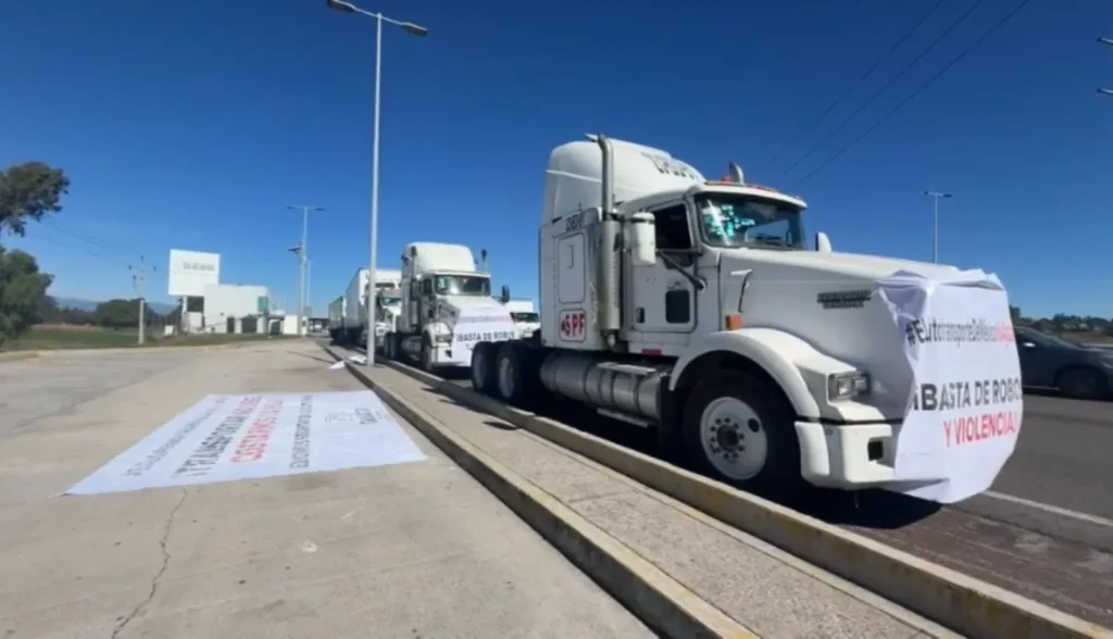 Sheinbaum culpa recorte fiscal en paro de transportistas, minimiza seguridad