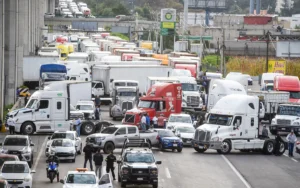 Transportistas acuerdan retirar bloqueos tras reunión con Segob