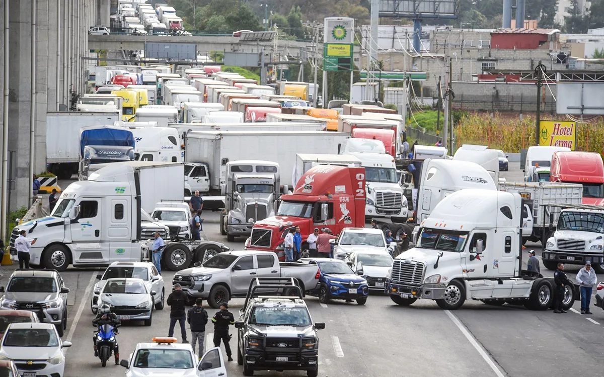 Transportistas acuerdan retirar bloqueos tras reunión con Segob
