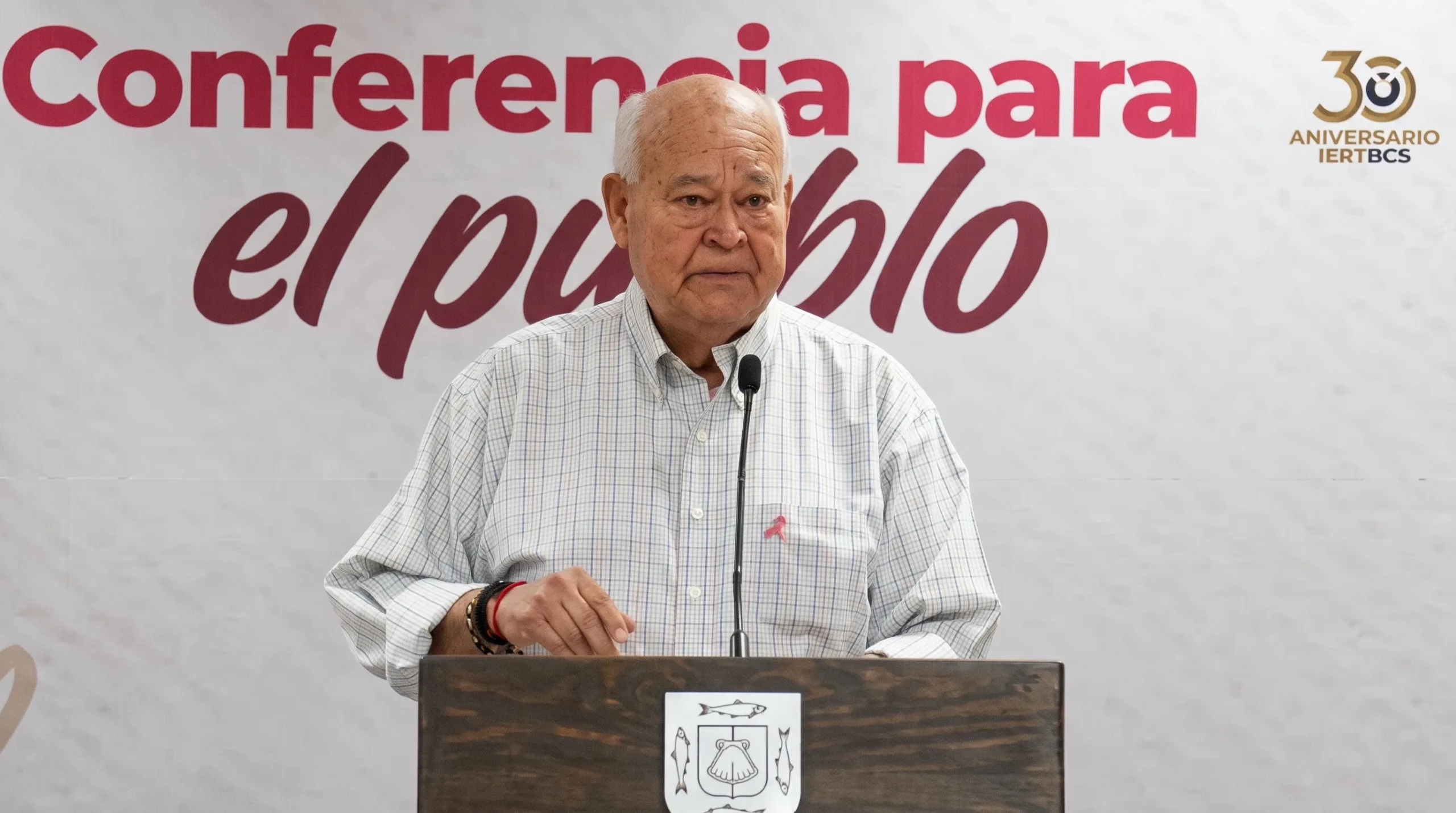 Gobernador de BCS rompe en llanto al revelar salario de su hija